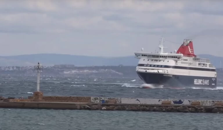 Η μανούβρα του Νήσος Μύκονος στο λιμάνι της Χίου με άνεμο 8 μποφόρ– Η κίνηση του καπετάνιου που θα θυμούνται για καιρό (βίντεο)